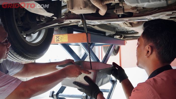 Pengambilan oli mesin Wealthy yang telah diuji ketahanannya selama 185 jam nonstop