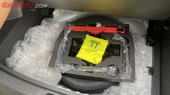 Bagasi Aion Y Plus masih muat untuk ban serep.