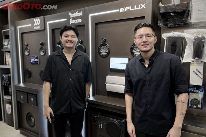 Andre (kiri), instalatur audio dan Aldi, pemilik bengkel spesialis Hirooto.