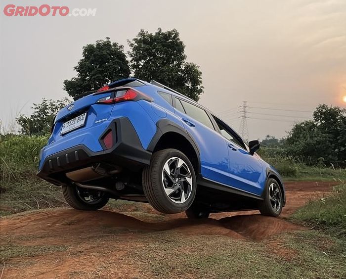 Roda yang kehilangan traksi bahkan menggantung tidak masalah bagi fitur X-MODE