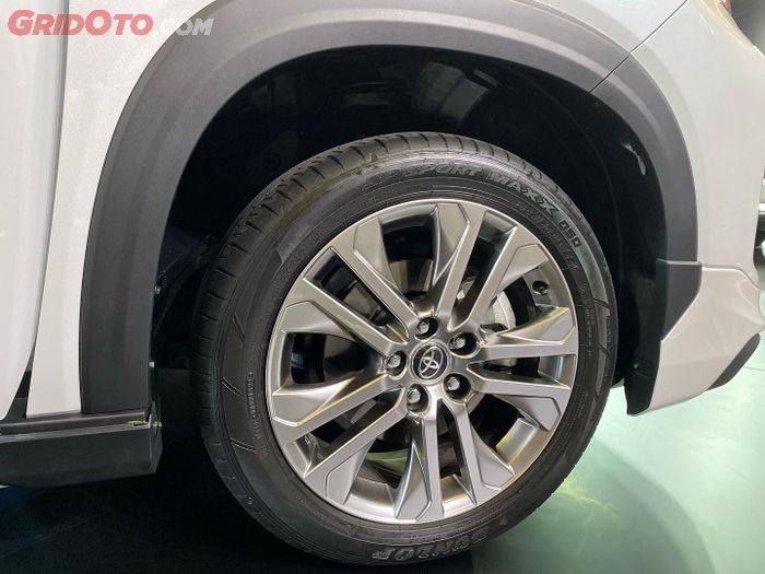 Dunlop di Innova Zenix Hybrid Q pecah lagi, begini spek bannya