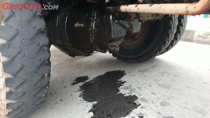 Penyebab oli gardan mobil diesel atau bensin rembes sampai netes di lantai (foto ilustrasi)