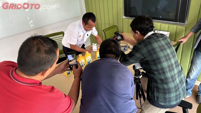 Suasana pengecekan sampel oli di kantor Shell di Jakarta Selatan (13/6/2024)