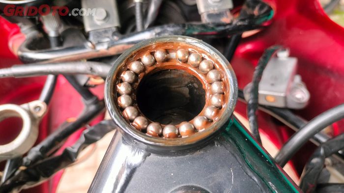 Komstir motor yang aus bikin setang berat saat dibelokan