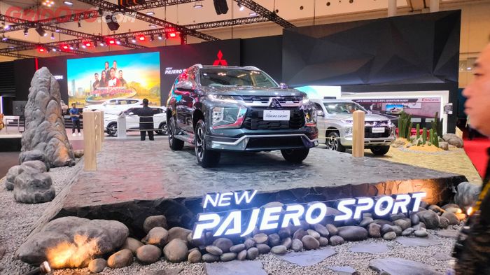 New Pajero Sport dipajang di atas panggung dengan konsep bebatuan