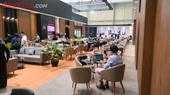 Lounge di area belakang booth tahun ini pakai tema elegan agar terasa lebih nyaman