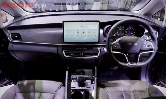 Interior mobil listrik BYD M6.