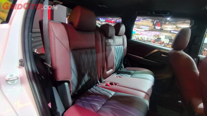 Interior pakai perpaduan warna hitam dan burgundy yang tampak sporty