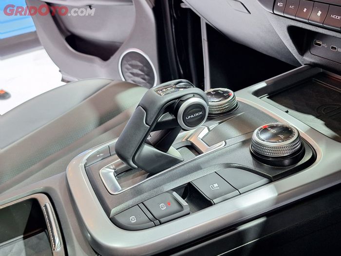 Lebih serunya lagi, GWM Tank 300 sudah dilengkapi sistem 4x4 dengan front and rear differential locks.