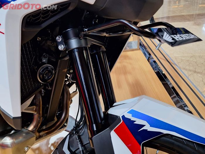 Honda Africa Twin terbaru punya fitur baru yaitu Showa Electronically Equipped Ride Adjusment atau EERA.