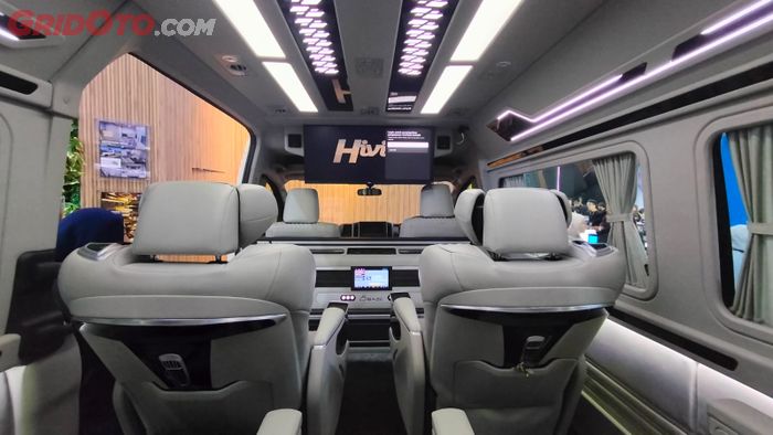 Setiap kursi memiliki massage system, dan ada TV 34 inchi ultrawide bisa untuk monitor karaoke, nonton film dan lainnya