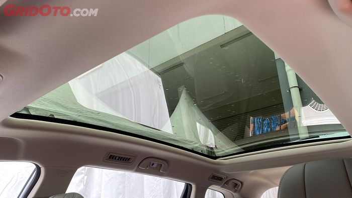 Varian Standard BYD M6 tidak dapat panoramic sunroof, seperti pada varian Superior di gambar.