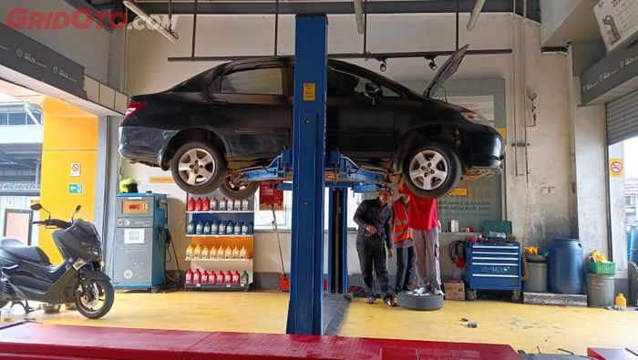 Ilustrasi perbaikan kaki-kaki mobil