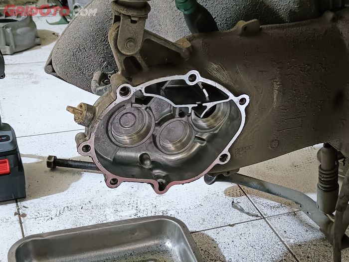 Perlu treker khusus untuk buka bearing gigi rasio