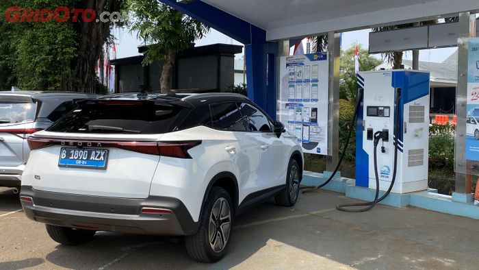 Chery Omoda E5 mengisi daya di SPKLU 200 kW.