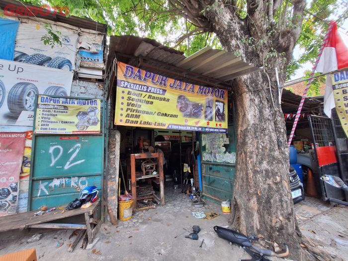 Bengkel di bawah pohon jadi langganan press pelek dan rangka motor 