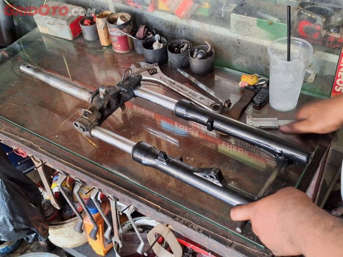 Biaya press rangka motor matic di Dapur Jaya Motor sudah termasuk press segitiga dan jasa bongkar pasang 