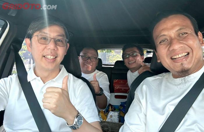 Anton Jimmi Suwandy (kiri) bersama GridOto.com (kanan) di perjalanan Toyota Eco Journey dari Semarang ke Solo