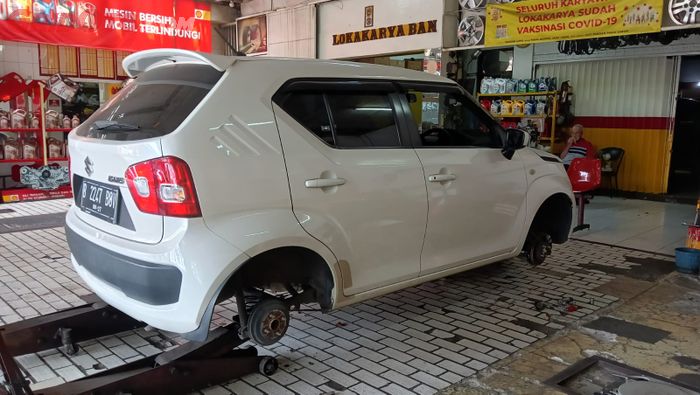 Ilustrasi ganti ban mobil