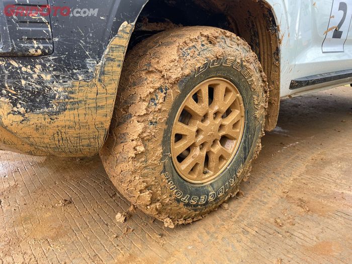 Pembeli Mitsubishi Triton HDX juga mendapat ban jenis M/T