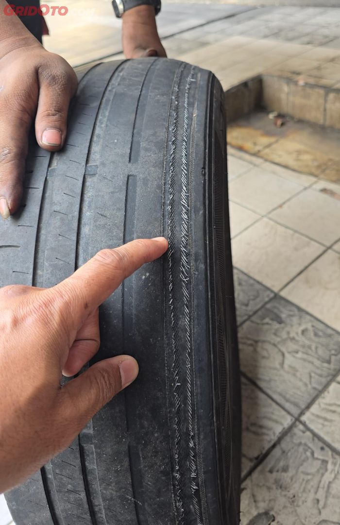 Ban mobil termakan pada sisi dalam akibat ada komponen kaki-kaki yang bermasalah
