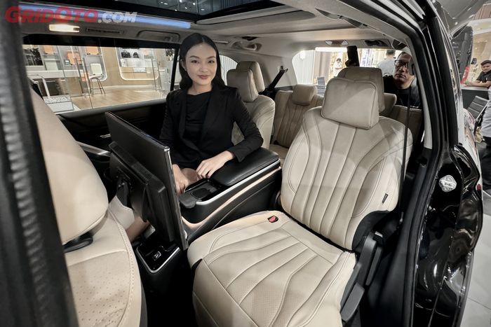 Custom interior Altera Toyota Kijang Innova Zenix tipe V jok baris kedua jadi captain seat dengan center console dan ottoman seat.