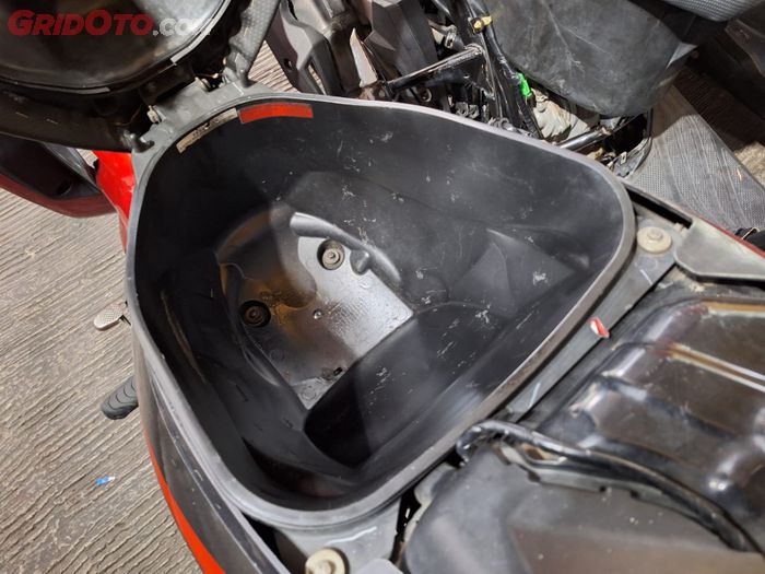 Kapasitas bagasi Honda Supra X 125 Helm In 19,2 liter bisa menampung helm 