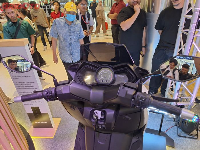 Bentuk stang dan speedometer Polytron Fox 500 