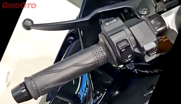 Desain karet grip gas Yamaha YZF-R1M mirip Mio dan NMAX. 
