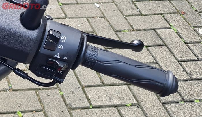 Nah ini desain karet grip gas Yamaha NMAX Neo, mirip Yamaha YZF-R1M.