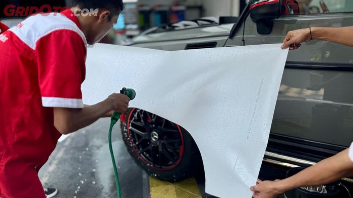Aplikasi lapisan PPF dengan membasahi perekat.