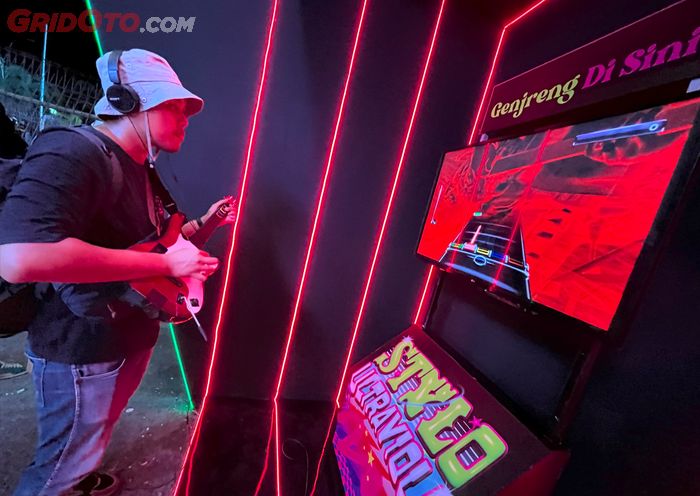 Pengunjung Stylo Party Box juga bisa beradu skill main guitar hero