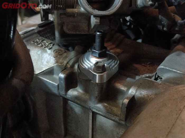 Tensioner manual di motor matic