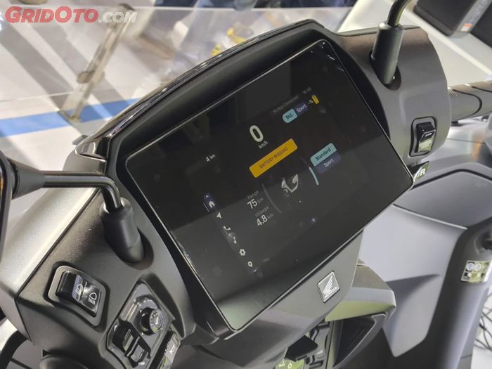 Layar TFT di Honda CUV e: RoadSync