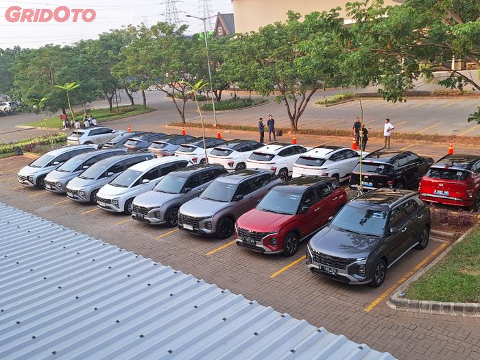 Ilustrasi parkir mobil bekas dijemur matahari