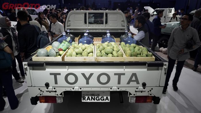 Muatan barang bawaan Toyota Hilux Rangga Flat Deck.