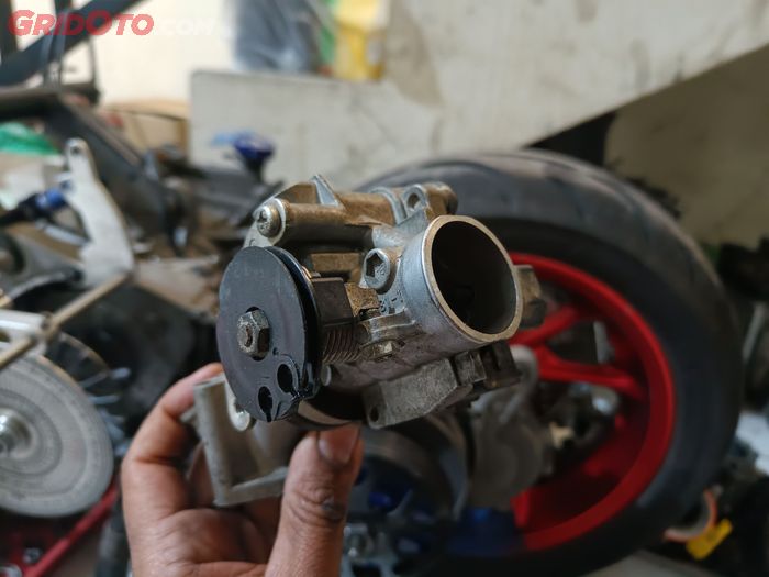 Throttle body motor injeksi perlu dibersihkan secara berkala saat servis.