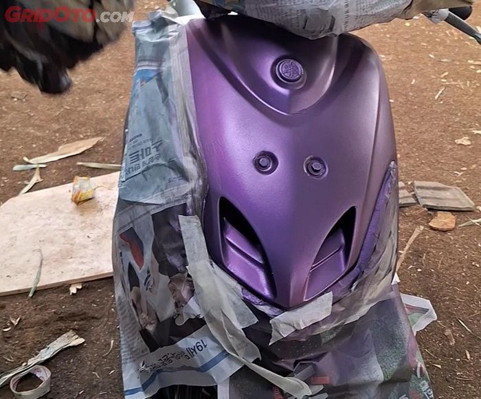 Bagian mika headlamp dikasih masking tape biar enggak rembes 