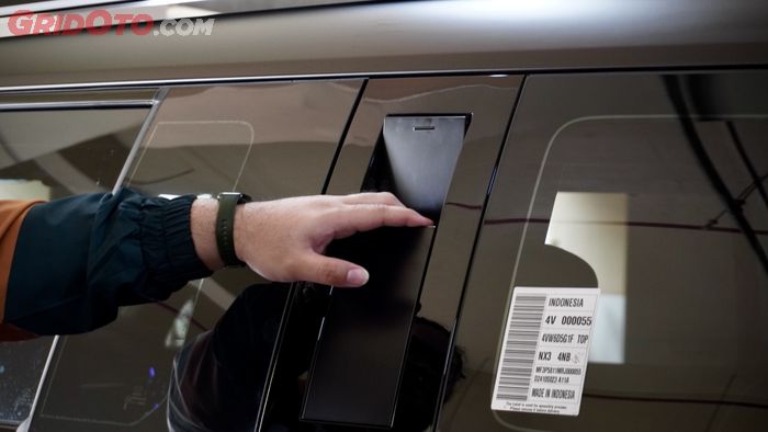 Pilar C Hyundai Santa Fe yang punya fungsi sebagai pegangan (handle) untuk akses ke atap mobil.