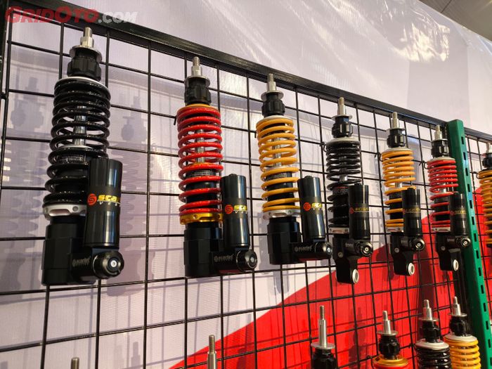 Di pasaran banyak tersedia sok belakang berukuran 320 mm dengan berbagai merek dan model