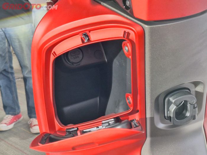 Konsol box sebelah kiri dibuat lebih lega