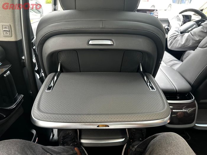 Meja lipat di Maxus Mifa 9