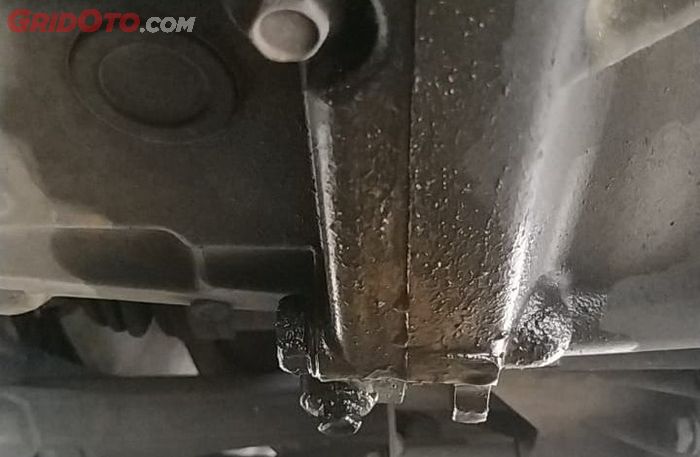 Ada oli rembes di bawah bawah mobil bekas (foto ilustrasi)