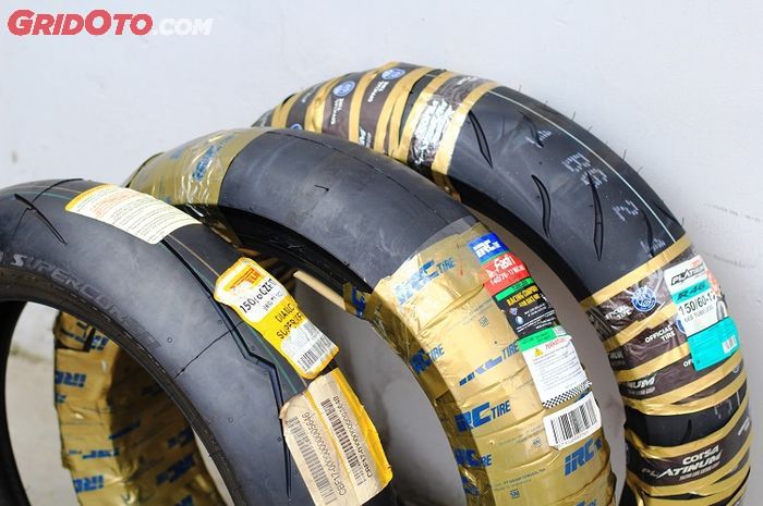 Ban motor balap dibikin kempis agar traksi dan grip ban ke lintasan lebih bagus