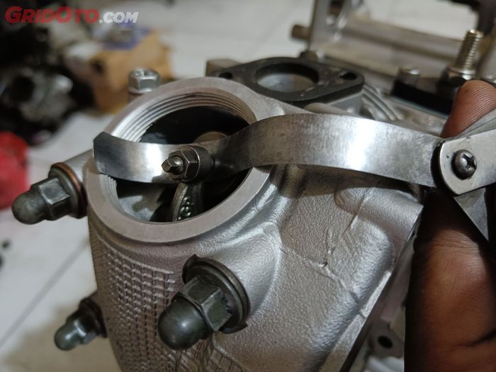 Setel klep motor matic 