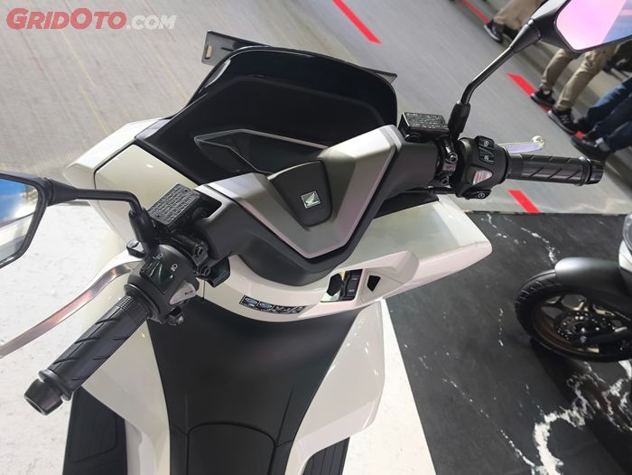 Honda PCX 160 terbaru saat ini sudah pakai cover stang 