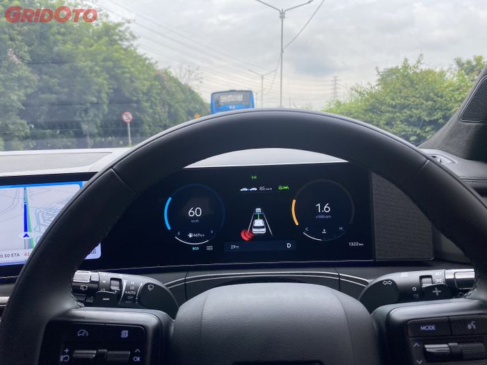 Hyundai Santa Fe Gasoline saat Smart Cruise Control aktif.