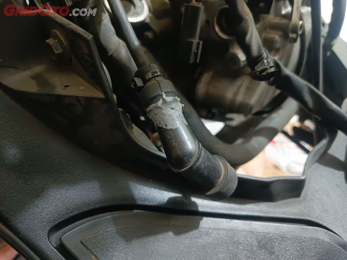 Lem gasket mencegah air masuk ke dalam kop busi yang bikin motor matic mogok 