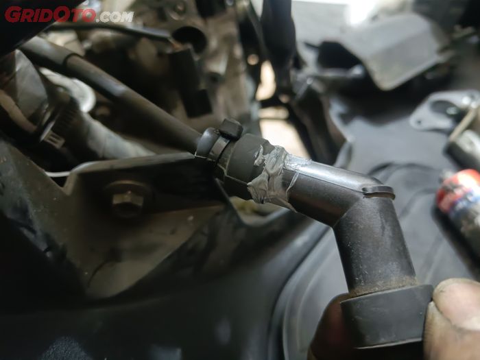 Berikan sedikit lem gasket pada kop busi motor matic