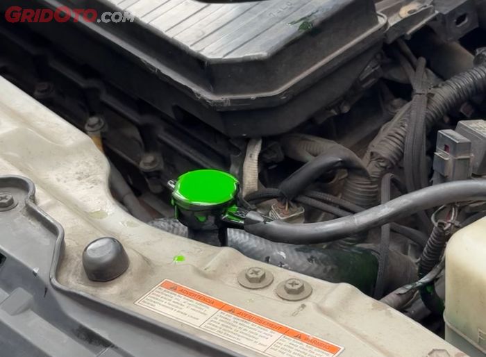 Selain menjaga kestabilan suhu mesin yang tinggi, adanya glikol pada coolant radiator punya fungsi lain.